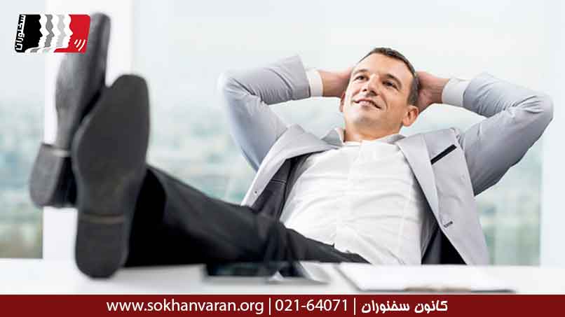 زبان بدن دست های قلاب شده پشت سر