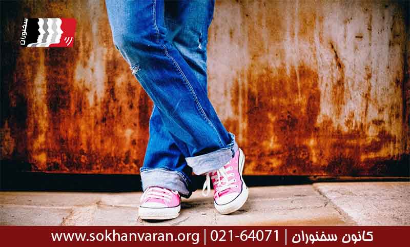 ایستادن-با-پاهای-متقاطع